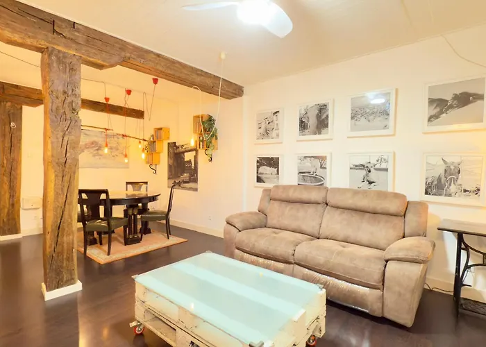 Arte Y Diseno Junto Al Casco Viejo De * Бильбао