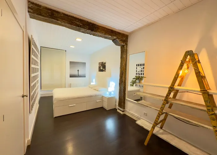 Arte Y Diseno Junto Al Casco Viejo De Бильбао